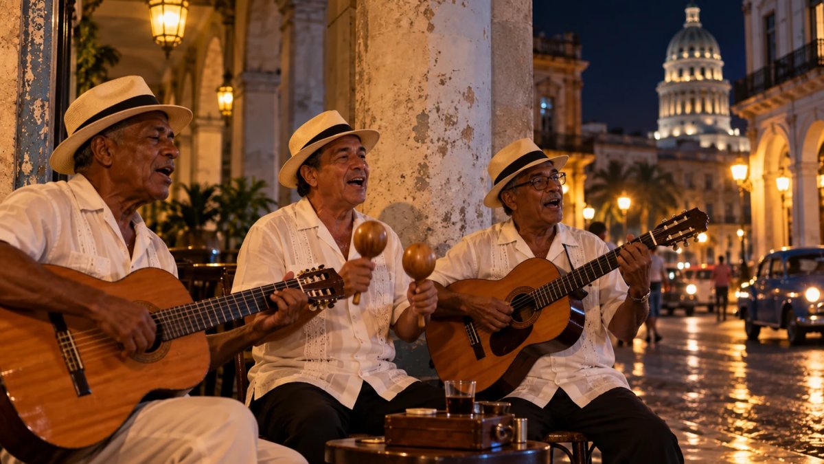 Trío de boleristas con guayabera y sombrero canta con dos guitarras y maracas de noche bajo los portales de La Habana, con el Capitolio iluminado al fondo