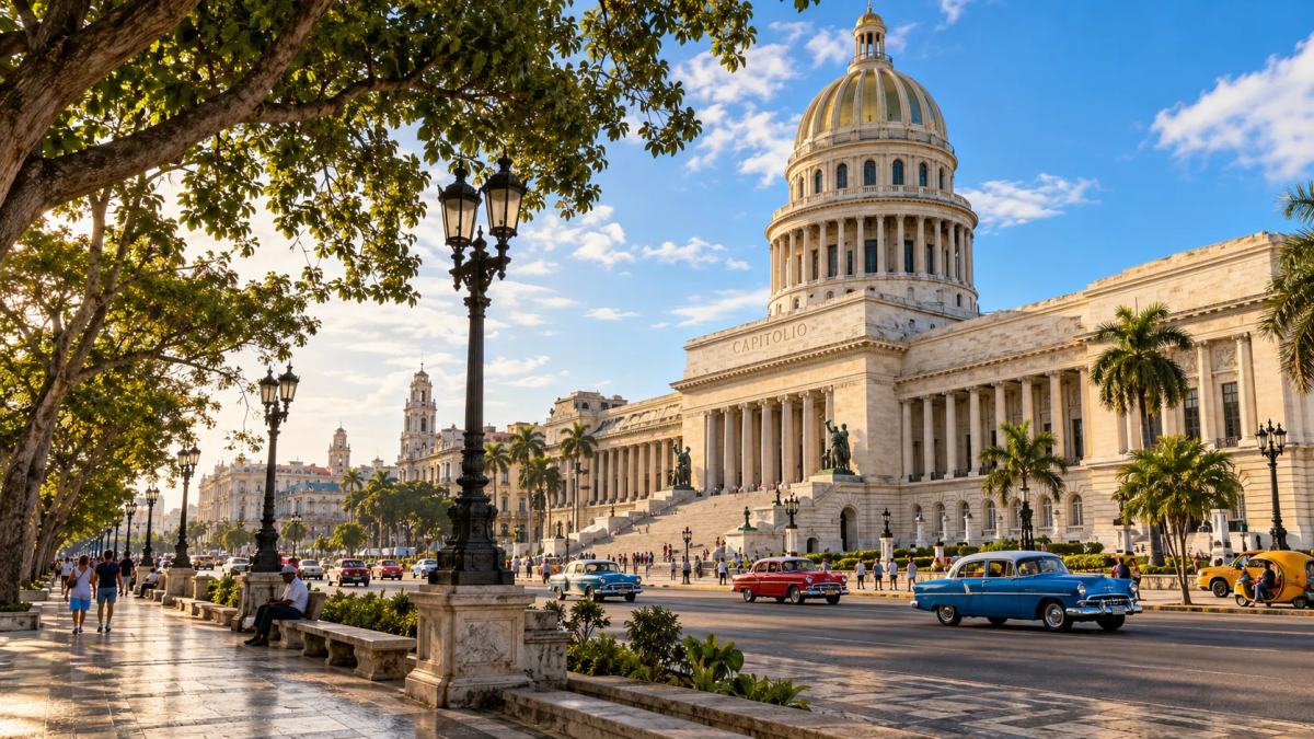 Capitolio de La Habana con su cúpula, la escalinata principal y coches antiguos circulando por el Paseo del Prado