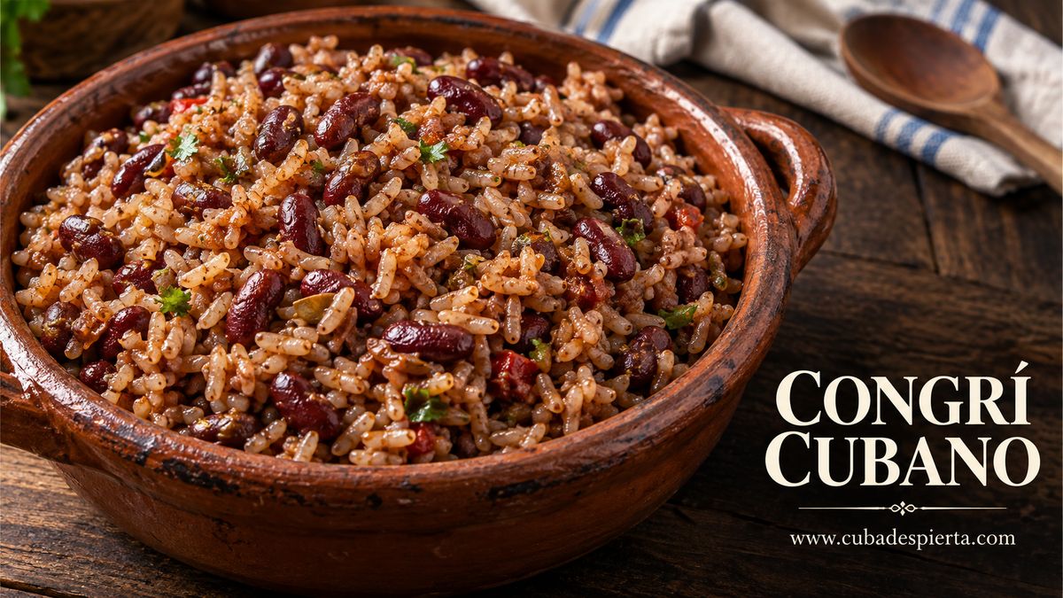 Cazuela de congrí cubano de arroz con frijoles colorados