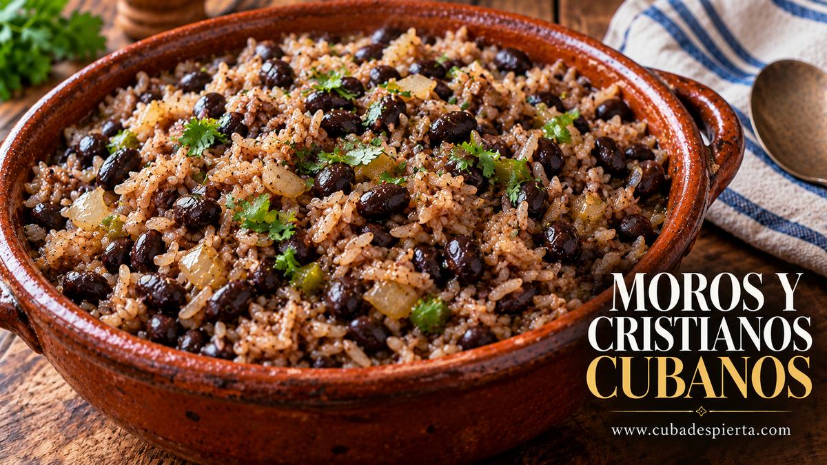 Moros y cristianos cubanos, arroz con frijoles negros en una cazuela