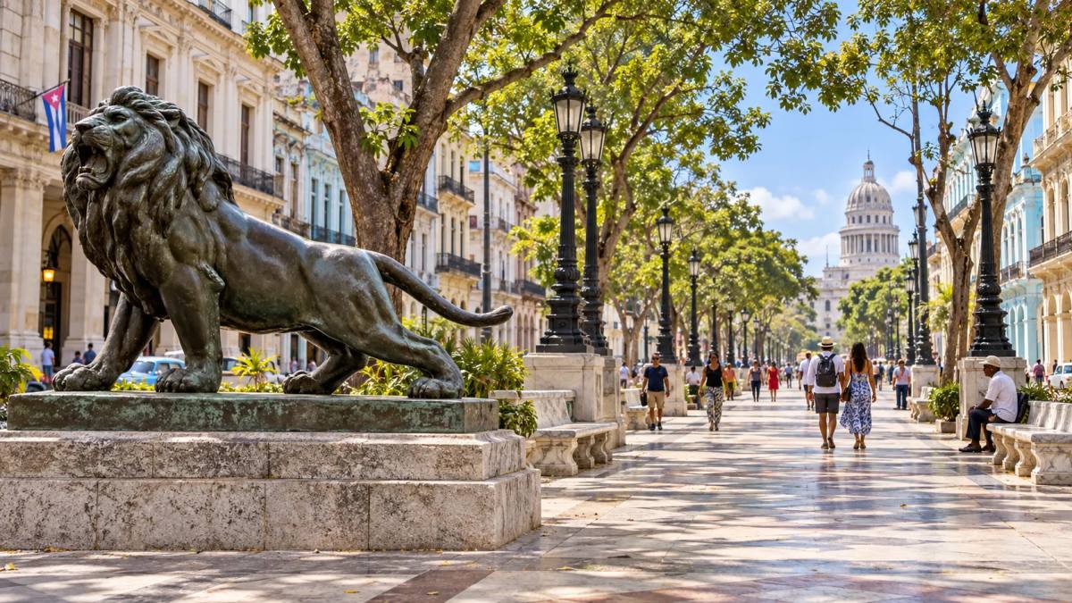 León de bronce en el Paseo del Prado de La Habana, con el bulevar arbolado, farolas y la cúpula del Capitolio al fondo