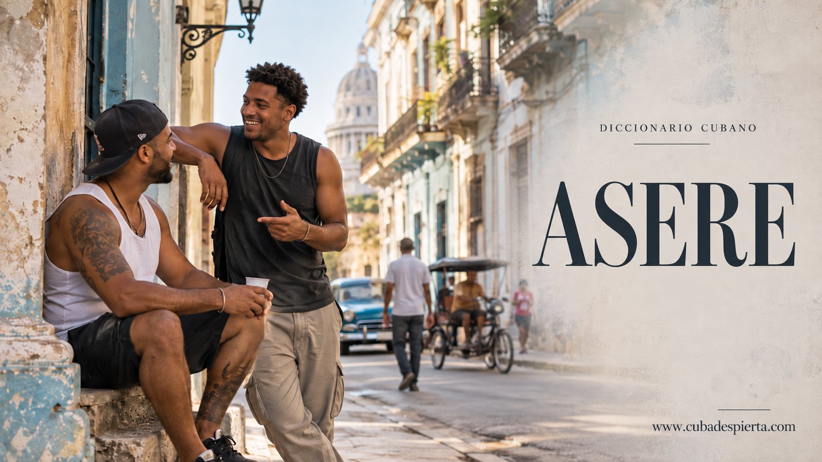 Dos amigos conversan y ríen en una calle de La Habana Vieja con el Capitolio al fondo, imagen que ilustra qué significa asere