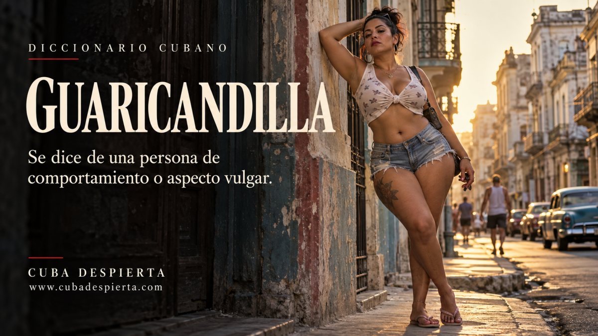 Mujer con short de mezclilla y blusa anudada recostada en una pared de La Habana Vieja al atardecer, imagen que ilustra qué significa guaricandilla