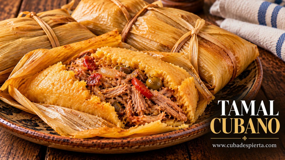 Tamales cubanos en hoja de maíz, uno abierto mostrando la masa con cerdo
