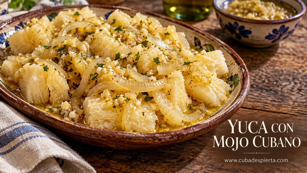 Yuca con mojo cubano bañada en ajo y cebolla en una fuente